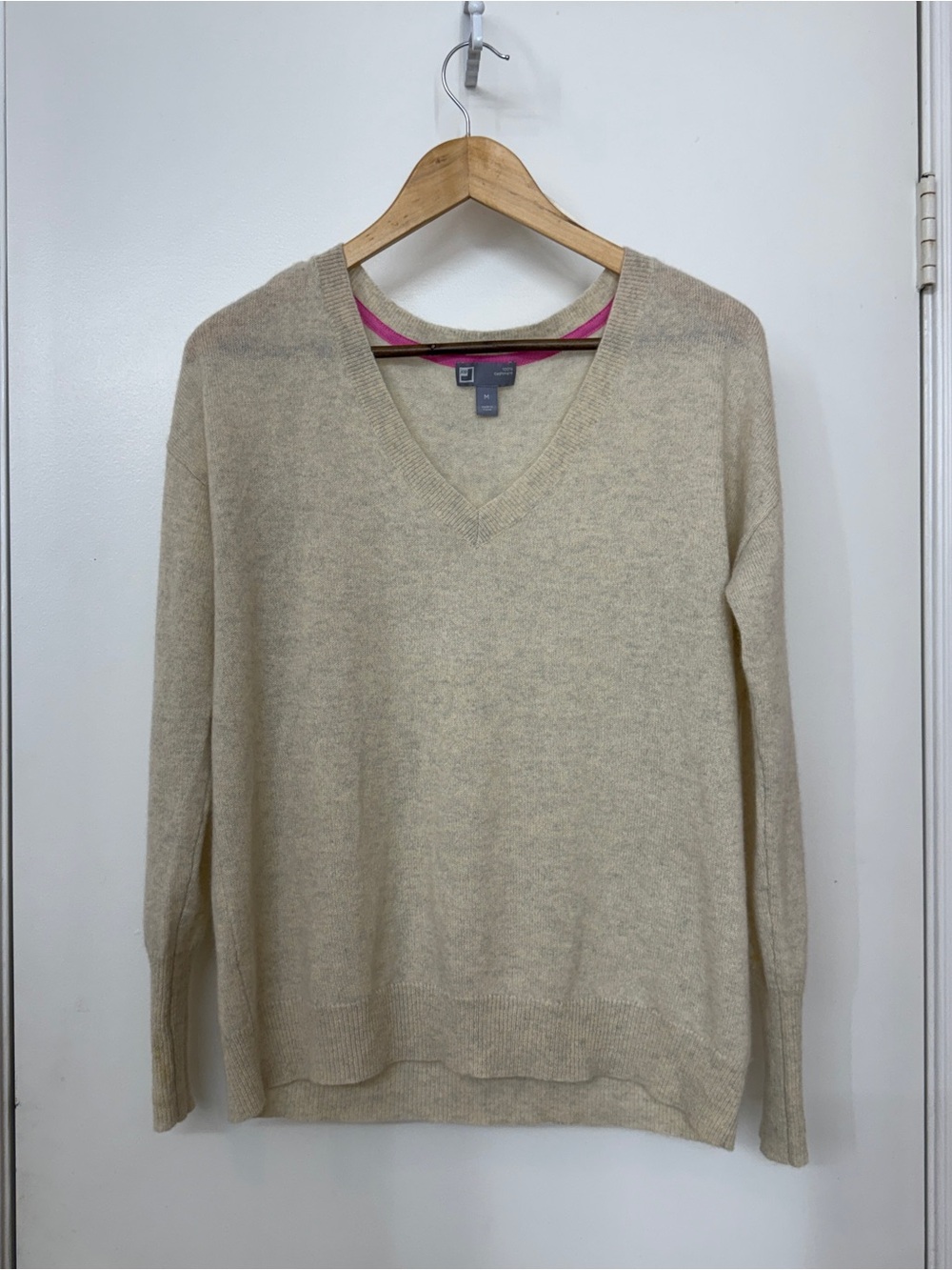 JCP JCPenney 100% Cashmere V-Neck Sweater Womens M Oatmeal Beige Pink Trim Knit